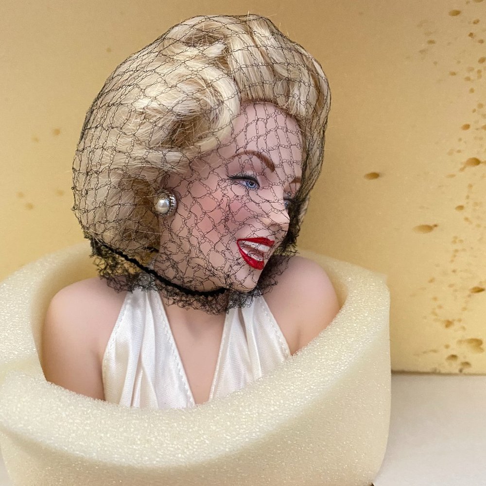 Marilyn Monroe iconic skirt